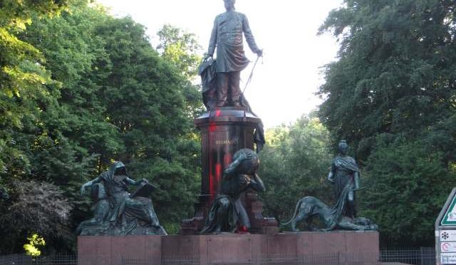 Niemcy: Pomniki Bismarca oblane farbą w proteście przeciw kolonializmowi i G20