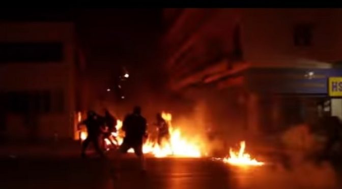 Grecja: Od Charlottesville po Ateny – Antyfaszyści wszczynają zamieszki w 4 rocznicę zabójstwa Pavlosa Fyssasa (wideo)