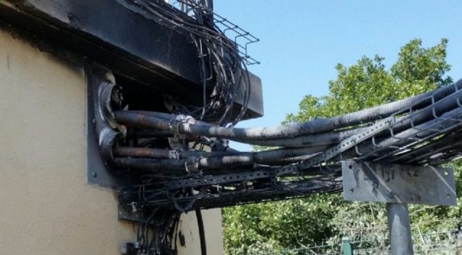 Francja, Orbeil (Puy-de-Dôme): Podpalenie infrastruktury telekomunikacyjnej