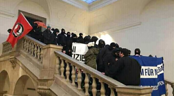 Wiedeń, Austria: Antifa blokuje wystąpienie prawicowego historyka na uniwersytecie
