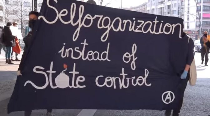 Berlin, Niemcy: Kryzys koronawirusa – 200 osób wychodzi na ulice na nielegalne demo (wideo)