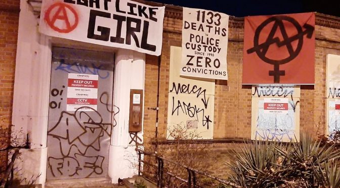 Londyn, UK: Opuszczony posterunek policji zaskłotowany w solidarności z ofiarami kobietobójstwa