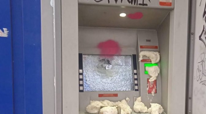 Wrocław, Polska: “Insurekcyjna lekcja pierwsza, czyli dlaczego zniszczyłyśmy bankomat i biletomat”
