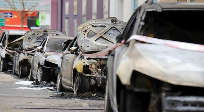 Wiedeń, Austria: Podpalenie 6 aut biura kryminalizującego migrację