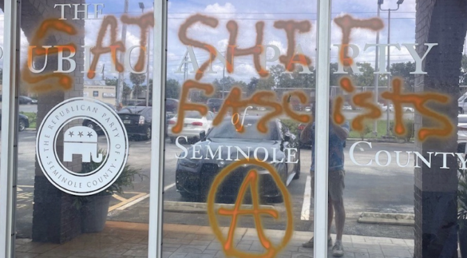 Hrabstwo Seminole, Floryda, USA: Biura Demokratów i Republikanów pomalowane sprayem