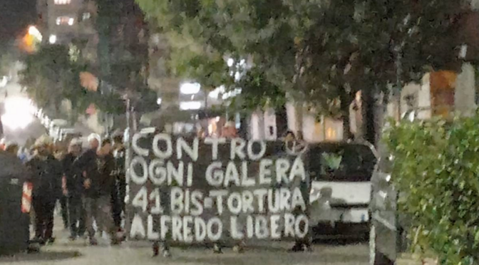 Rzym, Włochy: Spontaniczna demonstracja w dzielnicy Centocelle na znak solidarności z Alfredo Cospito prowadzącym strajk głodowy