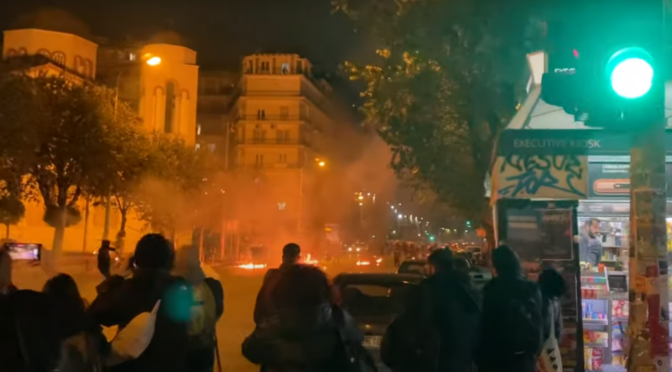 Ateny, Grecja: Sceny z zamieszek na terenie Egzarchii po tym, jak 16-latek został postrzelony w głowę przez policjantów w Salonikach (wideo)