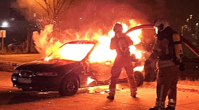 Mülheim, Niemcy: Lützerath jest wszędzie! Spalenie samochodu korporacji Strabag