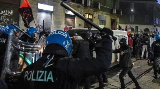 Mediolan, Włochy: Starcia na demonstracji na rzecz Alfredo Cospito, petardy i butelki przeciwko policji. 11 aresztowanych, 6 policjantów rannych