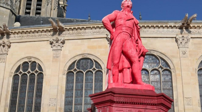 Pontoise, Francja: Atak na pomnik kolonizatora Charlesa-Emmanuela Leclerca