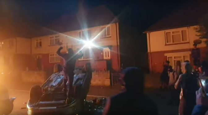 Cardiff, Walia: Noc zamieszek, po tym jak dwóch ściganych przez policję nastolatków ginie na skuterze