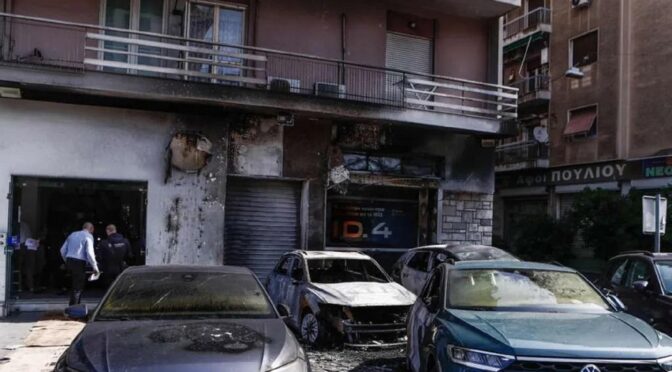 Ateny, Grecja: Atak na salon samochodowy Volkswagen