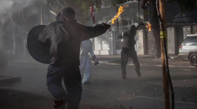 Santiago, Chile: Atak koktajlami mołotowa na policję. Międzynarodowe Wezwanie do Czarnego Maja.
