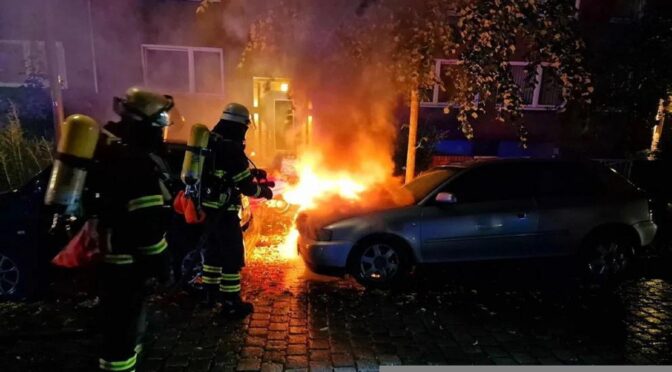 Hamburg, Niemcy: Za Nahela i wszystkich innych. Podpalenie prywatnego samochodu policjanta