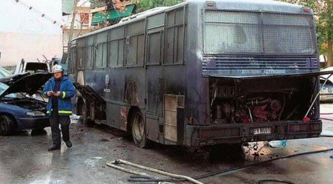 Saloniki, Grecja: Wzięcie odpowiedzialności za spalenie policyjnego autobusu z jednostki do tłumienia zamieszek (MAT)