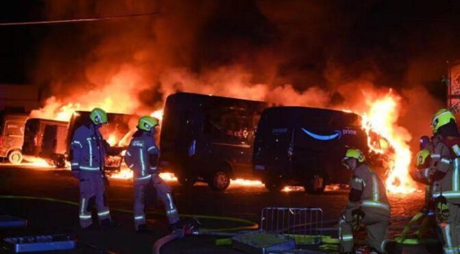 Berlin, Niemcy: Podpalenie szesnastu furgonetek Amazona